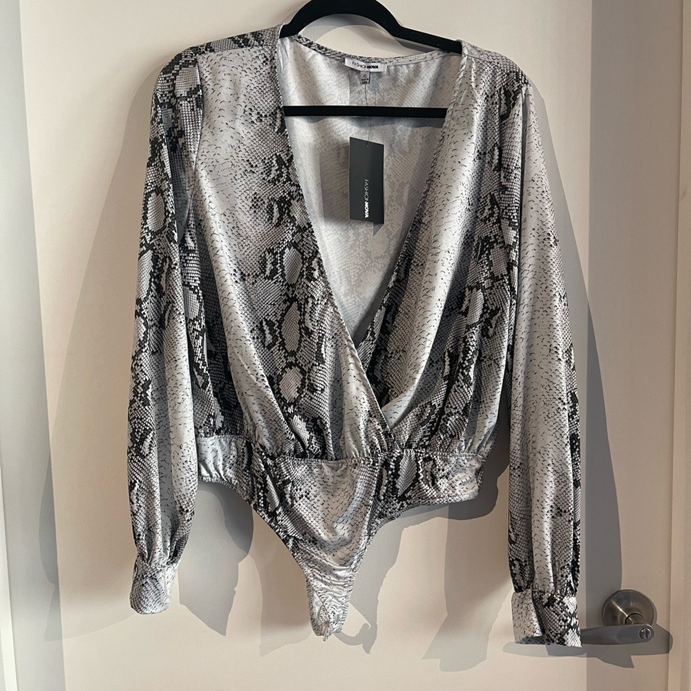 🆕 FN Snake Print Deep V Long Sleeve Bodysuit